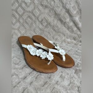 Italian Shoemakers White Flower Thong Wedge Sandals –Women's Size8.Made in Italy